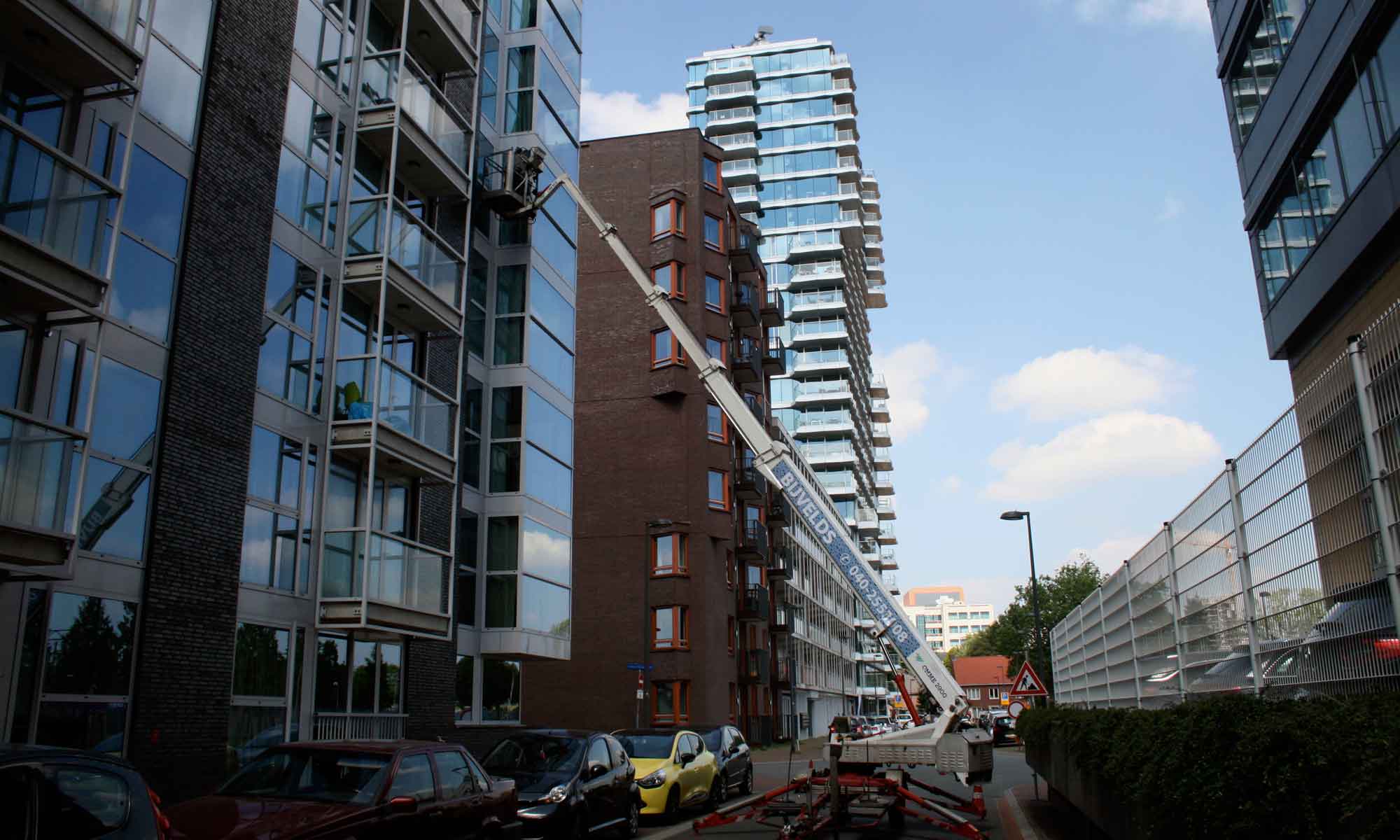 Glazenwasser in hoogwerker op locatie in Eindhoven
